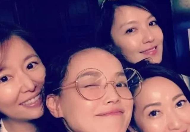 林心如舒淇姐妹同框，年龄相差不大，一个似少女一个被嘲笑是阿姨