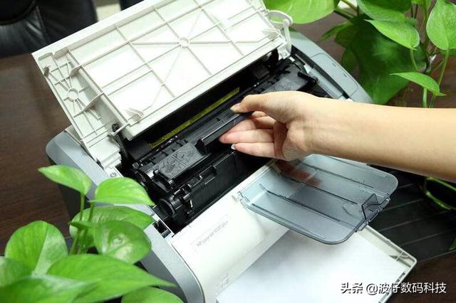惠普打印机cc388A如何装墨