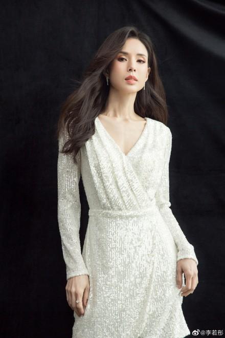 李若彤54岁生日发长文，透露不结婚原因，晒近照逆生长还是小龙女