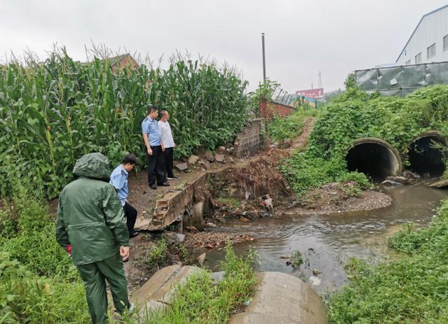 丹东：派出所联合社区排查汛情隐患
