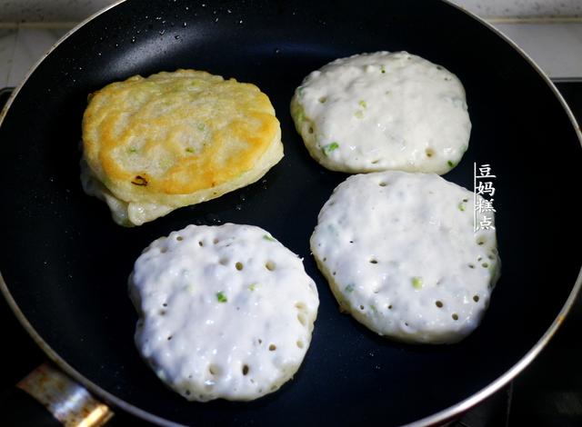 才发现，葱花饼这样做，早起5分钟就搞定，且越放越香软