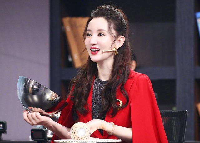 《乘风破浪》导演太难了，姐姐们迟到不敢管，