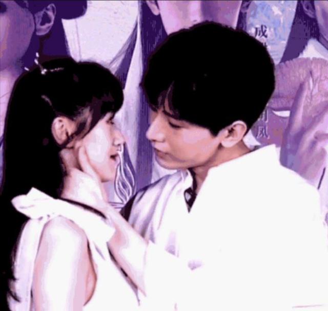 成毅袁冰妍直播面颊吻，完美还原《琉璃》中一幕，网友：售后很棒