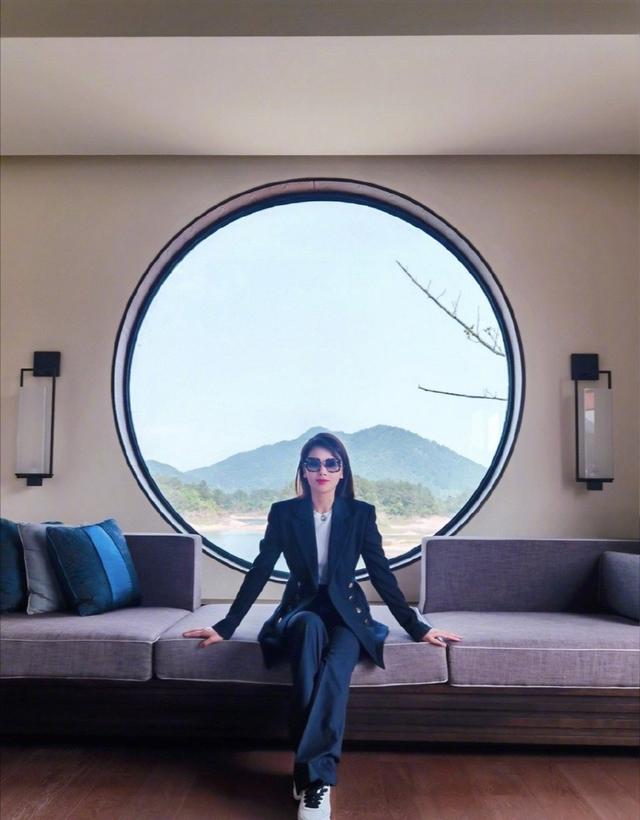 T恤下面别配阔腿裤了，学学刘涛这5种搭法，闭着眼照穿就行