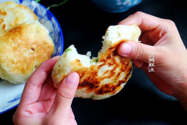 才发现，葱花饼这样做，早起5分钟就搞定，且越放越香软