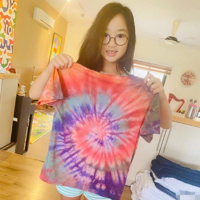 吴尊女儿NeiNei秀扎染技能，全家穿她设计的衣服逛街，回头率满分