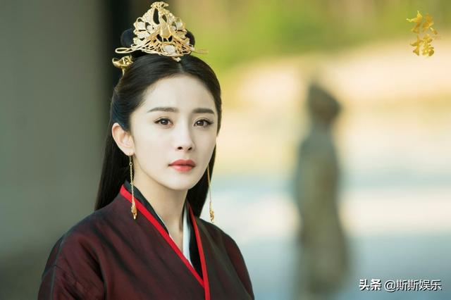 大老板杨幂4次带着她演戏，为捧成下一个迪丽热