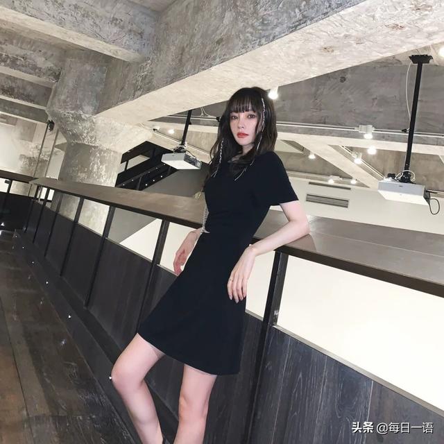 李小璐头扎七彩辫拍写真，食指戴戒指暴露其感情状态，等待爱情？