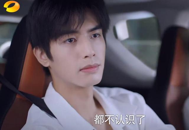 《以家人之名》贺子秋回国不进家门，两点原因，一个心疼一个搞笑