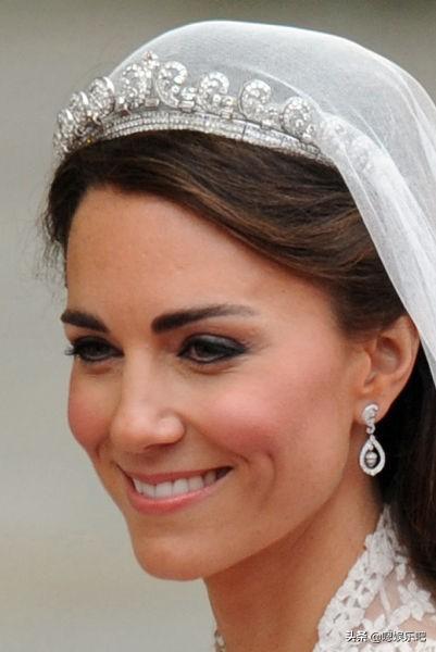 英王室王妃公主的婚礼耳饰，凯特的梨形耳坠，梅根的钻石耳钉