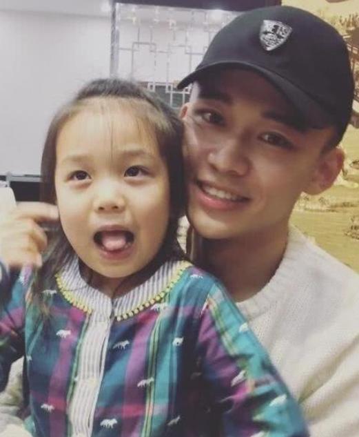 27岁奉子成婚，49岁和儿子同演一部剧，反派之王