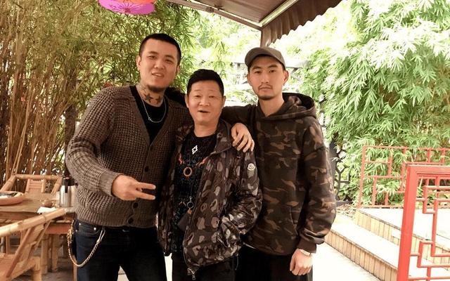 不做明星去養(yǎng)雞，不要奔馳騎電驢，50歲的“三德子”比張國立還壕