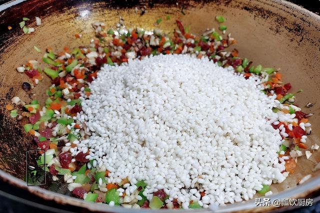 饺子皮与糯米的美味吃搭，不做饺子不吃糕，简单一蒸，家人抢着吃