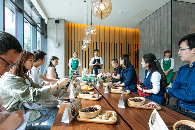 在媒体品鉴会上,咖啡师手控精确冲煮,根据咖啡酸度和醇度,微量调整手