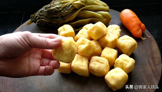 以后待客，油豆腐别炖肉，加1把酸菜开胃好吃，每吃一口都好满足
