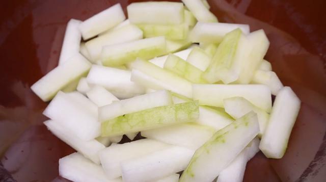 想吃冬瓜糖不用买，手把手教你自己做，当零食也能做糕点，真好吃