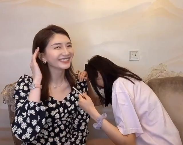 关晓彤给江疏影画女团C位妆，看到画好的效果，江疏影表态很惊喜