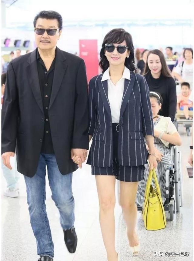 58岁凯丽穿超短裤露双腿，45岁林志玲性感写真，