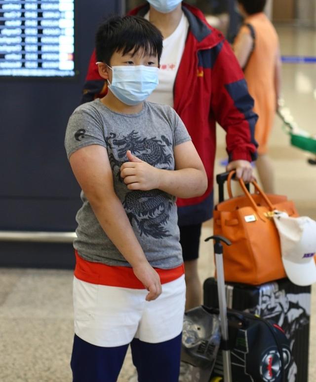 邹市明一家度假归来获三胎儿子接机，9岁轩轩手臂粗壮不输爸爸