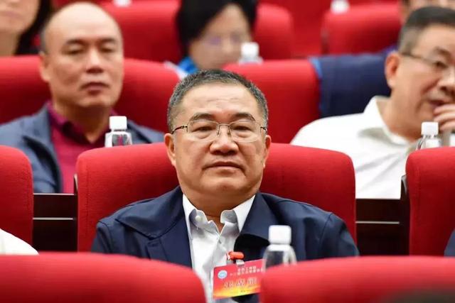 他出生于1964年;江西正邦科技股份有限公司股东,董事刘道君是一个70后