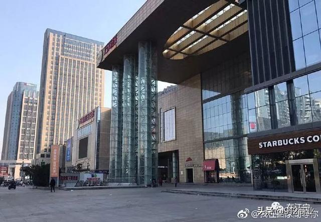 同曦万尚城坐落于同曦假日百货南侧,两家商场通过空中连廊与地下通道