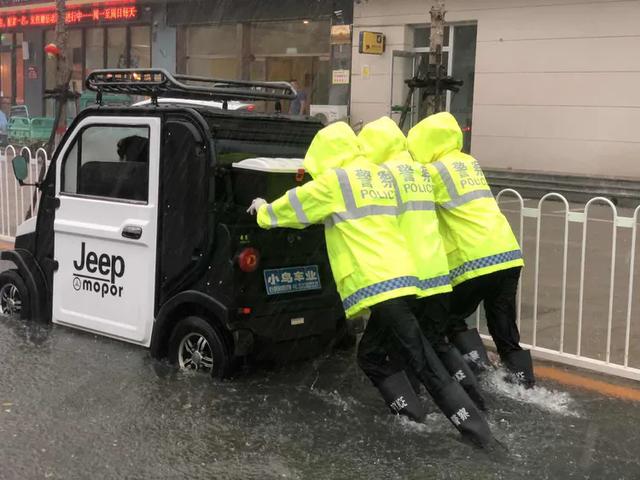 雨天的“航标” 水中的“灯塔”