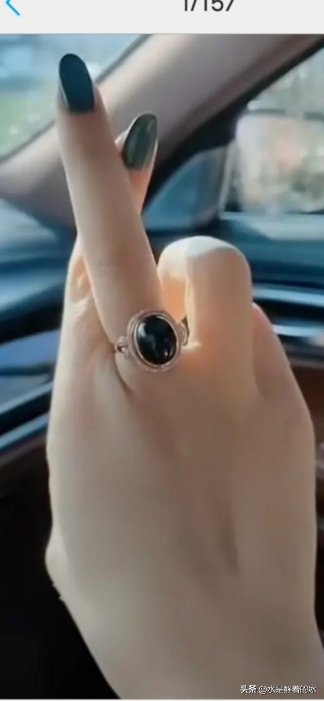 十指如槌:形容手指粗的像棒槌,不纤巧.