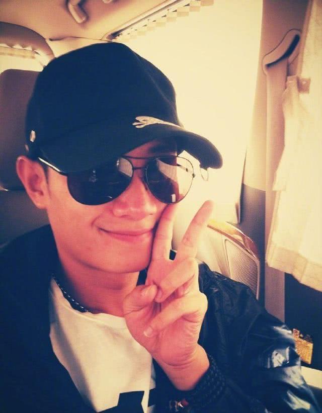 35岁的文章开始了新恋情？独自在机场面容憔悴，