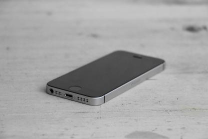 iPhone 12屏幕总成曝光，触控或将采用新技术，还是大刘海