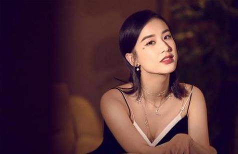 头部|黄圣依拍戏时头部受伤！被道具砸头血流不止 隔着屏幕都能感到非常疼