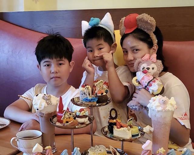 沙溢俩儿子长大了！9岁安吉身高已到妈妈肩膀，5岁小鱼儿长腿抢镜