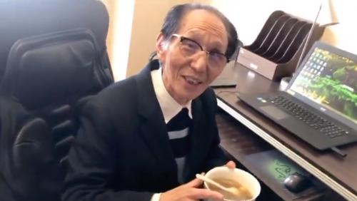 何炅爸爸办公室装修曝光，超大茶桌显古朴，上