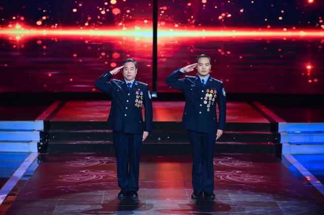 央视聚焦!宁波这位民警荣获“2019年度法治人物!”