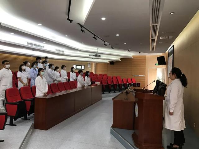 上海市第二康复医院开展 2020 年超龄团员离团暨重温入团誓言仪式
