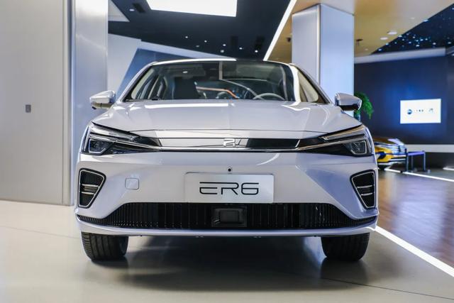 别再看Model 3了，这款纯电轿车续航不输特斯拉，价格却不到20万