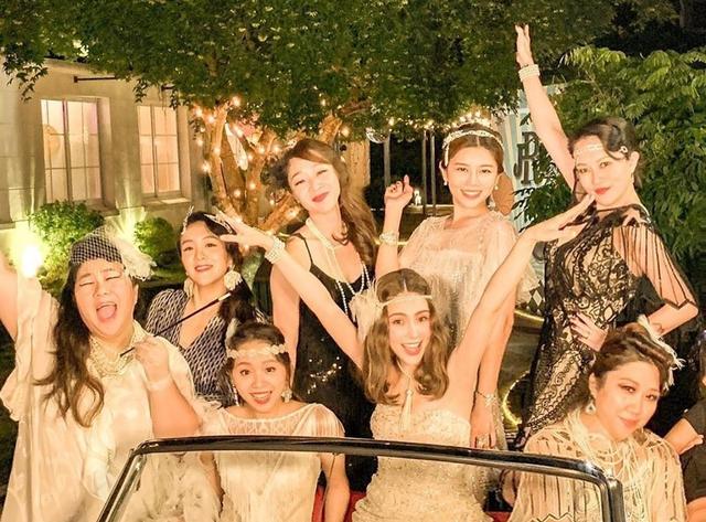 周杰伦晒与昆凌十指相扣，想做新专封面，网友调侃不要封面要专辑