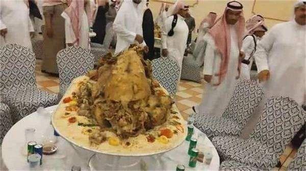 中东富豪圈流行吃烤骆驼，阿拉伯本土骆驼都快被吃光了...