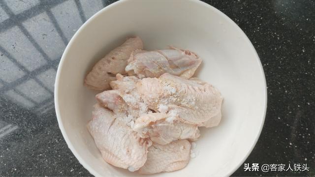 11只鸡翅加1个洋葱，以后待客就做这一锅，喷香好吃，吃完想舔手