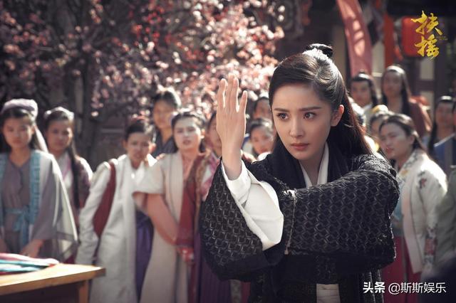 大老板杨幂4次带着她演戏，为捧成下一个迪丽热