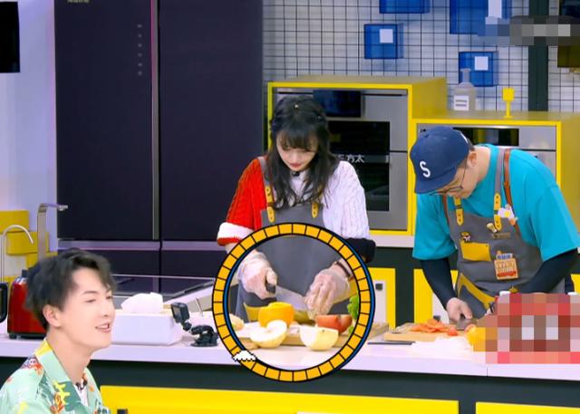 郑爽处理猕猴桃，切法却被节目组吐槽，看清她