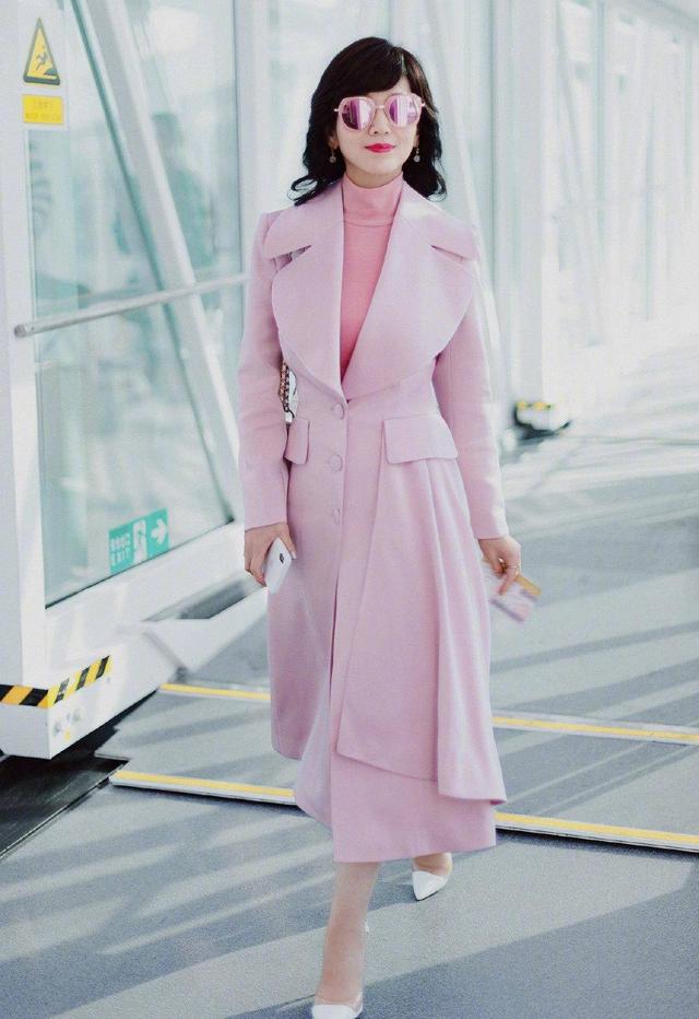 女生怎样穿好看？年过半百赵雅芝美若少女，照着穿优雅又显气质