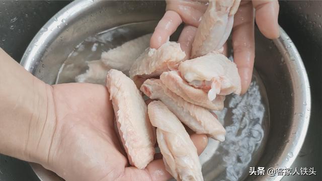 11只鸡翅加1个洋葱，以后待客就做这一锅，喷香好吃，吃完想舔手