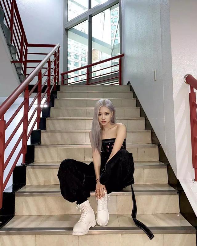 在当时,rosé公开了送给姐姐的讯息:「朴智英律师,祝贺朴辩.