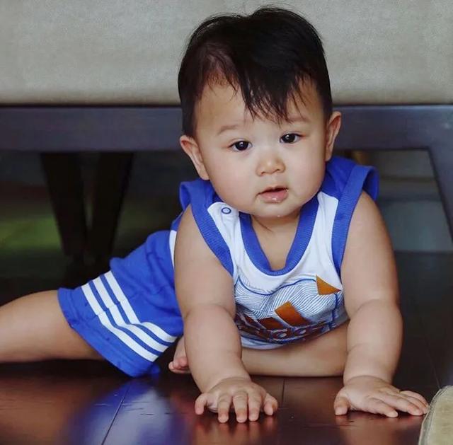 李乘德晒二儿子新发型，奕霖撞脸胡杏儿9年前角色造型，简直超像