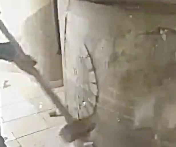 疫情毁掉了多少创业者？披萨店老板自砸店铺，