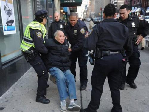 在美华人被白人无故殴打，围观人群无动于衷，