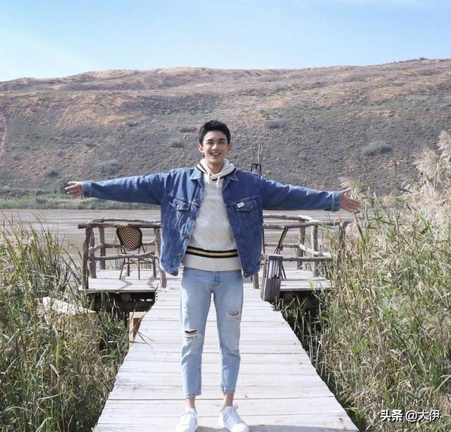 年纪轻轻就成了“老妈子”！有这样的爱豆，真