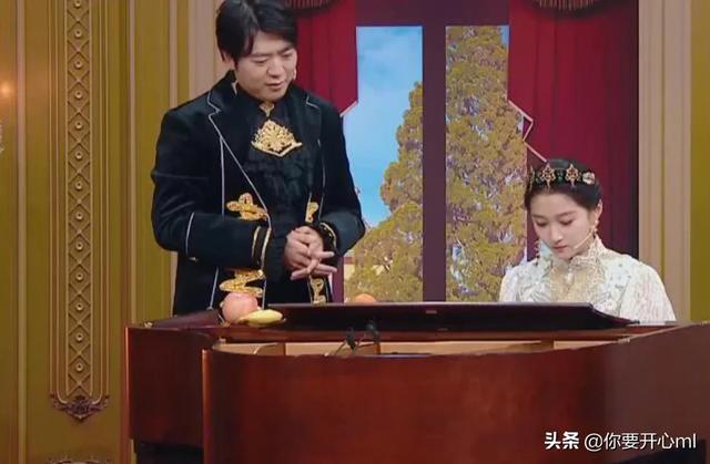 关晓彤晒减肥餐的做法，却被网友吐槽涂粉太多，但被钢琴手抢镜