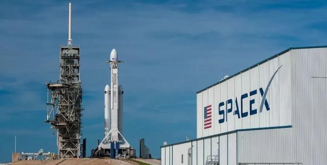 天上地下，马斯克和贝佐斯终有一战