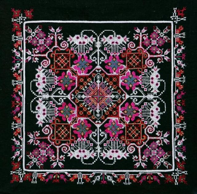 花溪苗族是众苗族分支中的一支,因其挑花艺术出众而被人们称为"花苗".